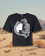 Load image into Gallery viewer, crop-shirt-figure-snake